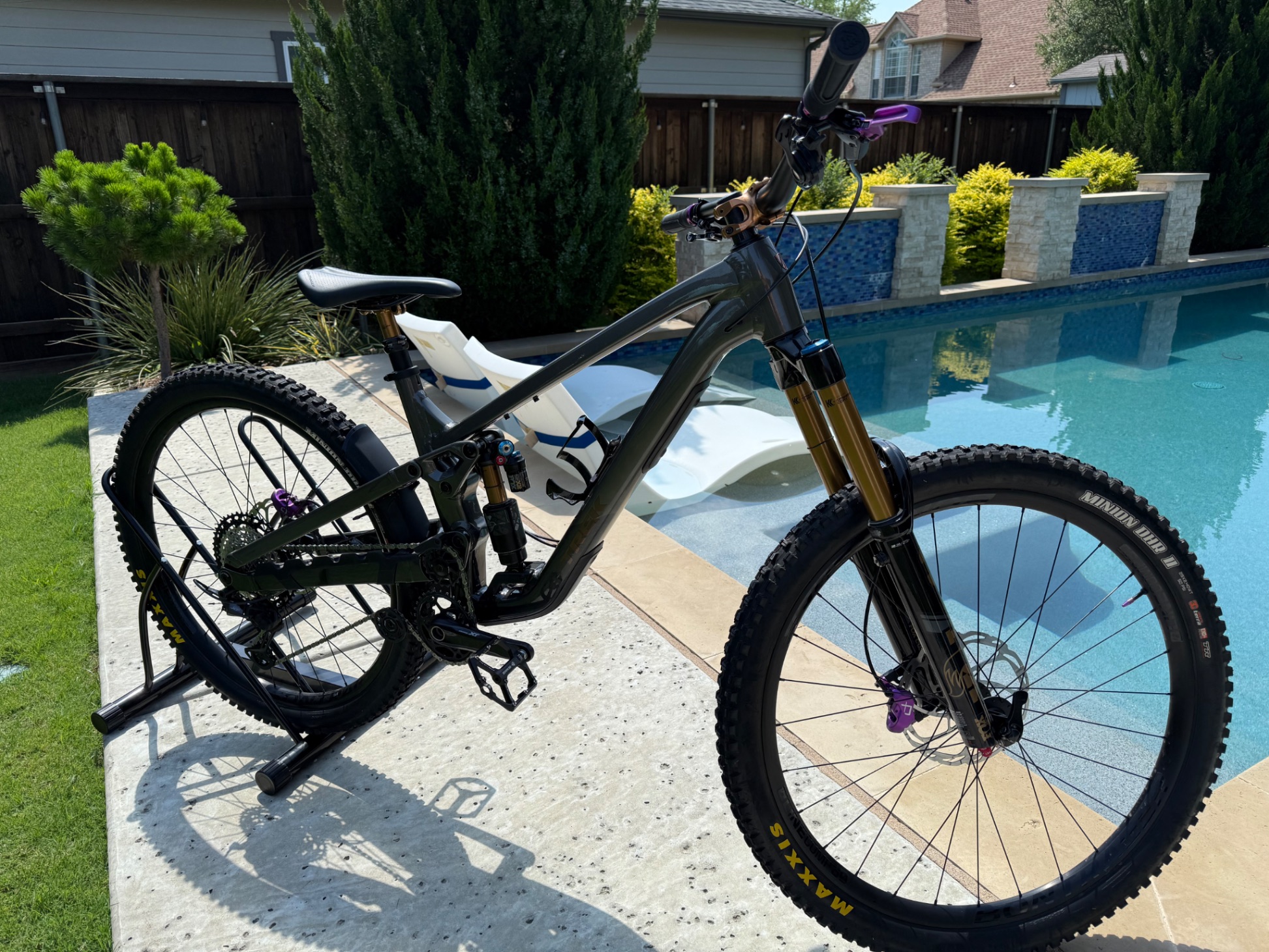 2024 Trek Slash Gen 6 AI 29er Custom Build Large by pool
